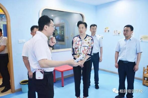 (Director of the Second Circuit Guidance Group of the Provincial Party Committee Jiang Zhiying came to the training base for research)
